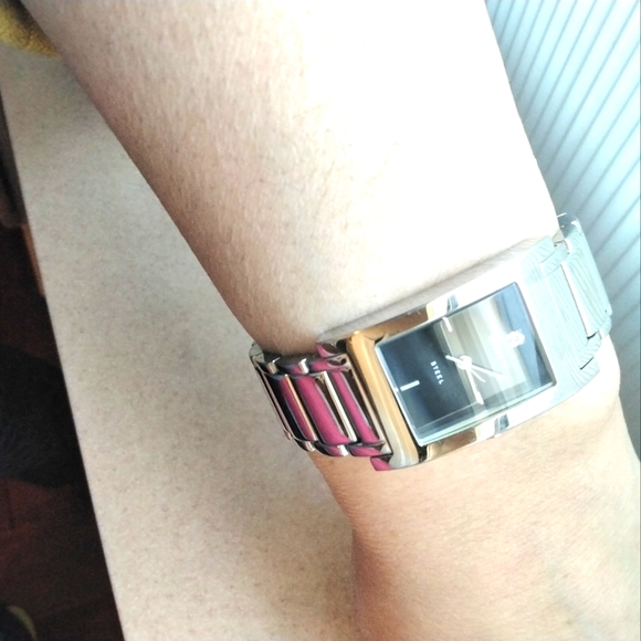 GUESS Ladies Watch, LIKE NEW - Picture 5 of 6